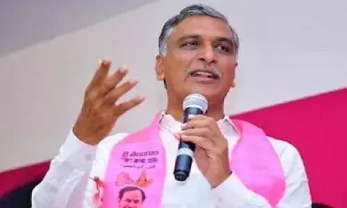 దుబ్బాక ఉపపోరు : హరీష్ రావు దత్తత గ్రామంలో టీఆర్ఎస్కు షాక్