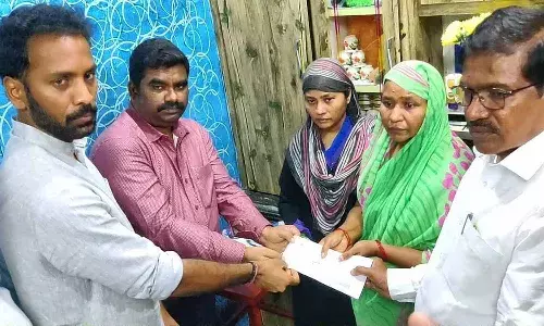 సలాం కుటుంబ సభ్యులకు ఎక్స్గ్రేషియా అందజేత