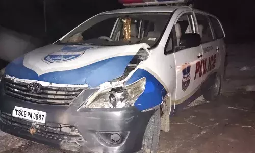 సీఐ వాహనంతో యువకుడు పరార్..!