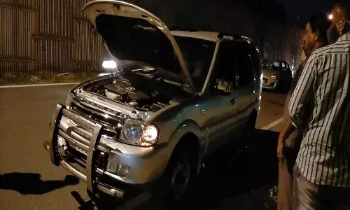 రోడ్డుపై ఆగిపోయిన చంద్రబాబు కాన్వాయ్