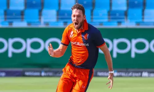 డెలివ‌రీ బాయ్‌గా మారిన క్రికెట‌ర్.. ధైర్యం చెబుతున్న నెటీజ‌న్లు