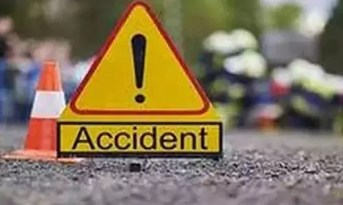 ఎల్బీనగర్ వంతెనపై రోడ్డు ప్రమాదం.. గాల్లో ఎగిరి కిందపడి యువకుడి మృతి