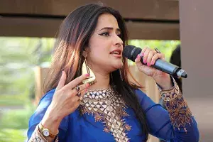 నా బాడీ.. నా క్లీవేజ్` అంటూ దిమ్మతిరిగే కౌంటర్ ఇచ్చిన సింగర్ నా బాడీ.. నా క్లీవేజ్` అంటూ దిమ్మతిరిగే కౌంటర్ ఇచ్చిన సింగర్