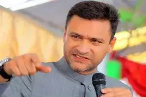 పీవీ, ఎన్టీఆర్ సమాధులను కూల్చాలి.. అక్బరుద్దీన్ ఒవైసీ వివాదాస్పద వ్యాఖ్యలు పీవీ, ఎన్టీఆర్ సమాధులను కూల్చాలి.. అక్బరుద్దీన్ ఒవైసీ వివాదాస్పద వ్యాఖ్యలు
