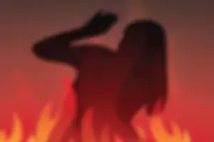 మంటల్లో కాలిపోతున్న భార్య.. వీడియో తీస్తూ రాక్షసానందం పొందిన భర్త మంటల్లో కాలిపోతున్న భార్య.. వీడియో తీస్తూ రాక్షసానందం పొందిన భర్త