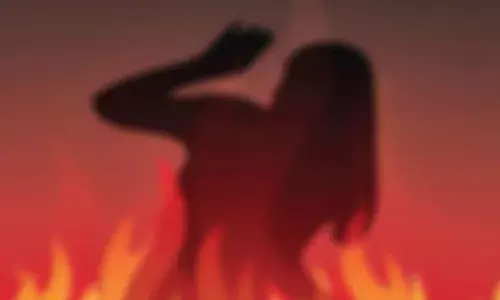 మంట‌ల్లో కాలిపోతున్న భార్య‌.. వీడియో తీస్తూ రాక్ష‌సానందం పొందిన భ‌ర్త‌