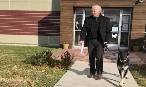 జో బిడెన్‌కు గాయాలు.. కుక్క‌తో ఆడుకుంటుండ‌గా..