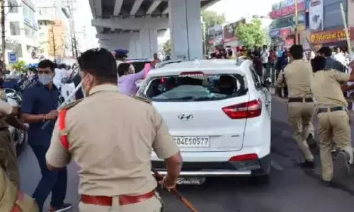 కూకట్పల్లిలో ఉద్రిక్తత.. మంత్రి పువ్వాడ కారు అద్దాలు ధ్వంసం