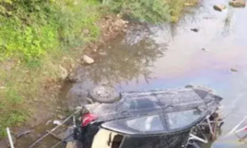 తూర్పుగోదావరి జిల్లాలో విషాదం.. చెరువులోకి దూసుకెళ్లిన కారు