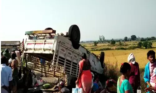 బ్రేకింగ్: ములుగు జిల్లా:   వాహనం బోల్తా.. 30 మంది కూలీలకు గాయాలు