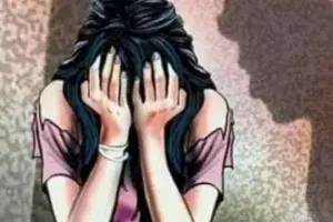 బాలికని గర్భవతిని చేసి మాత్రలు మింగించిన దుర్మార్గులు.. వరంగల్లో దారుణం బాలికని గర్భవతిని చేసి మాత్రలు మింగించిన దుర్మార్గులు.. వరంగల్లో దారుణం
