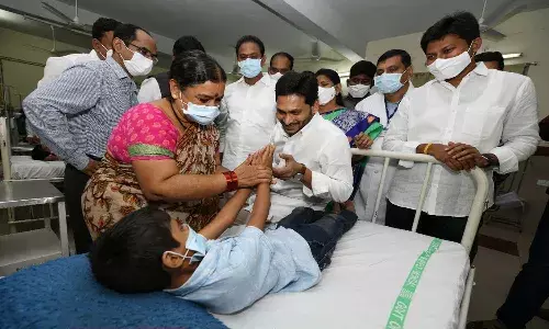 ఏలూరు బాధితులకు సీఎం జగన్ పరామర్శ