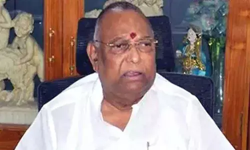 మాజీ ఎంపీ రాయపాటి ఇంటిపై సీబీఐ అధికారుల దాడులు