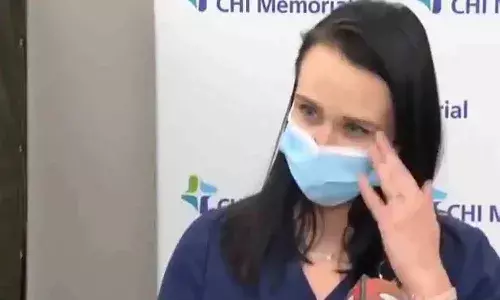 వ్యాక్సిన్ తీసుకున్న హెడ్ నర్సు.. మీడియాతో మాట్లాడుతూ కుప్పకూలిపోగా ..