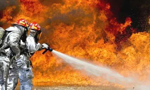 మాస్క్‌ల త‌యారీ కేంద్రంలో భారీ అగ్నిప్ర‌మాదం