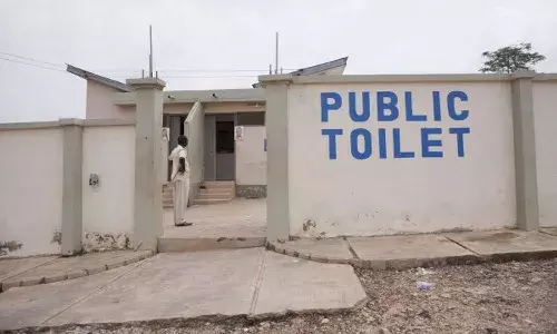 పబ్లిక్ టాయిలెట్‌లో మహిళా పోలీస్ ఫోన్ నెంబర్ రాశాడు.. చివరికి?