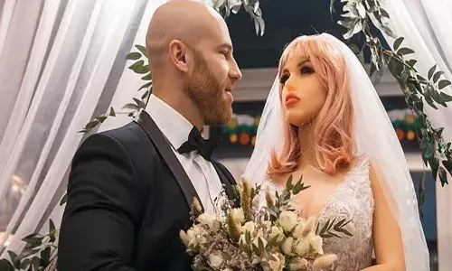 బొమ్మ‌ను పెళ్లాడిన బాడీబిల్డర్.. విరిగిపోయింద‌ని భార్య‌ను రిపేర్‌కు ఇచ్చాడ‌ట‌..!