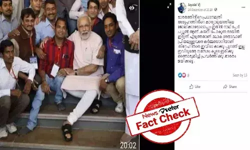 Fact Check : మోదీ ప్యూన్లతో కలిసి మెట్ల మీద కూర్చొని ముచ్చట్లు పెట్టారా..?