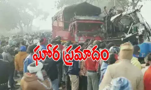 మినీ బస్సు - ట్రక్కు ఢీ.. 10 మంది మృతి