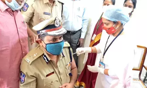కరోనా టీకా వేయించుకున్న రాచకొండ సీపీ