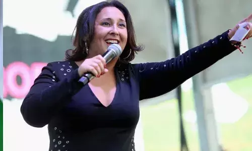 Comedian Robyn Schall hands out thousands of dollars in tips at NYC bar.