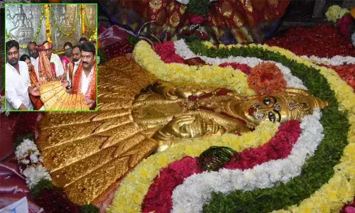 Gold saree present to Balkampeta Yellamma