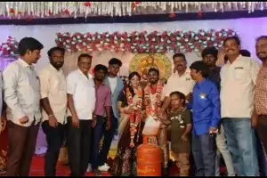 Couple in Tamil Nadu receives gas cylinder and petrol as wedding gift Couple in Tamil Nadu receives gas cylinder and petrol as wedding gift