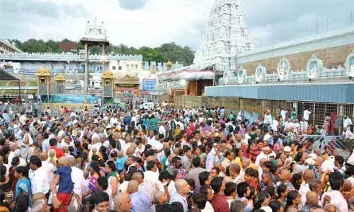 Heavy Devotees Crowd In Tirumala Temple