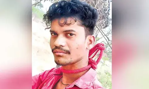 ఉరితాడుతో సెల్ఫీ దిగి.. యువకుడు ఆత్మహత్య
