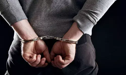 Bakery Robbers in bus and police chase in Flight.