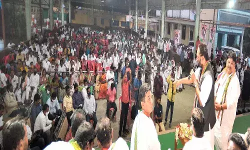 మరోసారి బయటపడ్డ విబేధాలు.. ఉత్తమ్ ముందే కొట్లాట..!