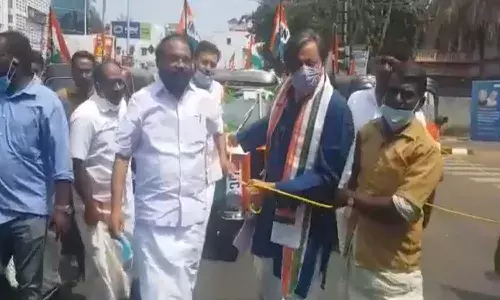 కాంగ్రెస్ ఎంపీ వినూత్న నిరసన.. ఆటోరిక్షాను తాడుతో లాగుతూ..