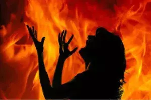 దారుణం.. మహిళపై తండ్రి, కొడుకుల అత్యాచారం.. ఆపై నిప్పంటించి.. దారుణం.. మహిళపై తండ్రి, కొడుకుల అత్యాచారం.. ఆపై నిప్పంటించి..