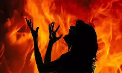 దారుణం.. మహిళపై తండ్రి, కొడుకుల అత్యాచారం.. ఆపై నిప్పంటించి..