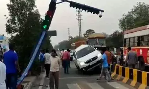 కారు బీభత్సం.. ఒకరి మృతి