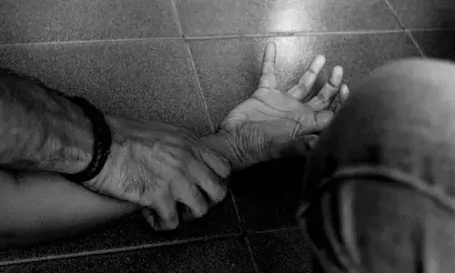 మాట్లాడుకుందామని పిలిచాడు.. మోడల్ పై అత్యాచారానికి పాల్పడ్డాడు