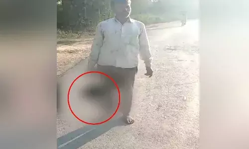 ఘోరం.. కుమార్తె తల నరికి చేతిలో పట్టుకుని తిరిగిన తండ్రి