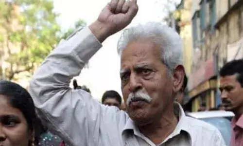 రెండున్నరేళ్ల తర్వాత బయటకు వచ్చిన వరవరరావు