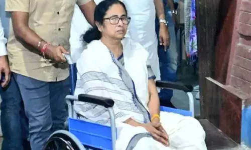Mamata to Lead Huge Roadshow in Kolkata in Wheelchair Days After Suffering Leg Injury