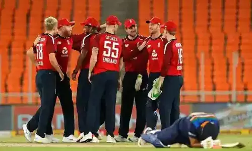 Rishabh Pant run out after terrible mix-up with Virat Kohli