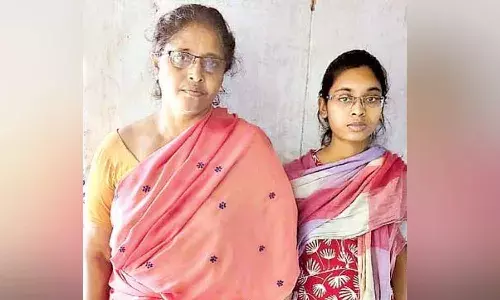 Woman gang looting house in Krishna dist