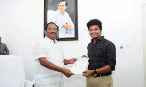 Mukku Avinash recieved CMRF check