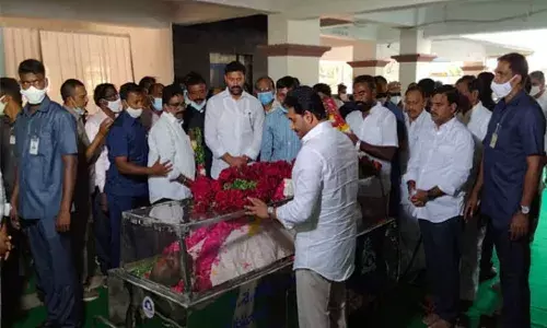 బద్వేల్ ఎమ్మెల్యే వెంకటసుబ్బయ్య భౌతిక కాయనికి జగన్ నివాళి