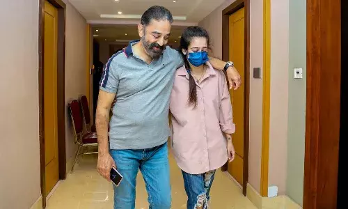 Kamal Haasan with daughter help