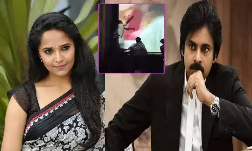చేయికోసుకుని స్ర్కీన్పై రక్తంతో పవన్ పేరు.. వీడియో వైరల్.. అనసూయ దిగ్భ్రాంతి