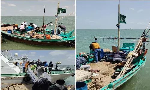 పాకిస్థాన్ జెండా ఉన్న బోటు గుజరాత్ తీరంలో.. అందులో ఏది బయటపడిందంటే.!