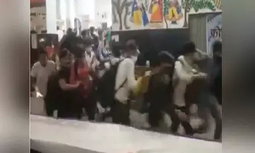 రైలు దిగగానే.. పరుగులు తీసిన ప్రయాణికులు.. ఎందుకంటే..?