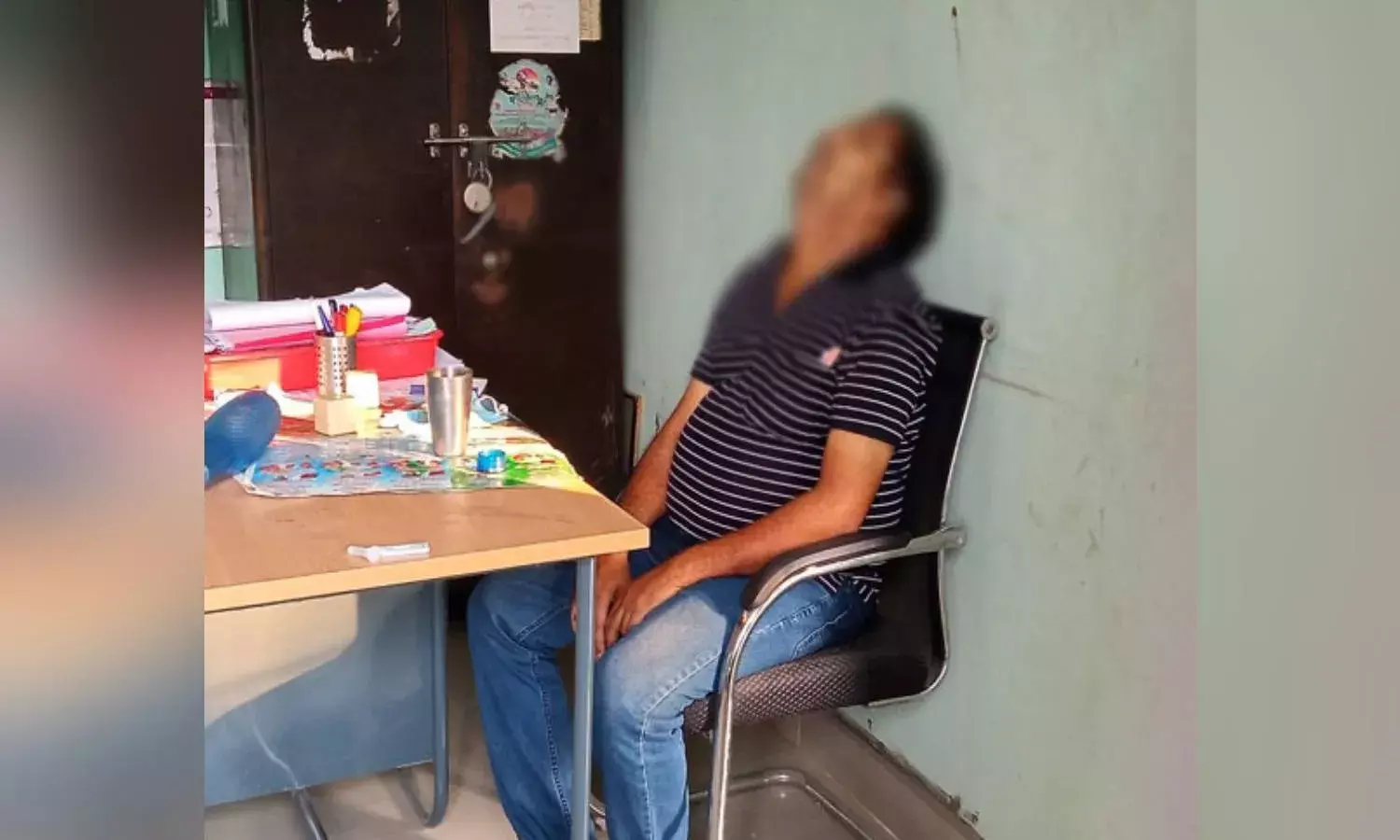 తూర్పుగోదావ‌రి జిల్లాలో హృద‌య విదార‌క‌ ఘ‌ట‌న‌.. కూర్చున్న కుర్చీలోనే..