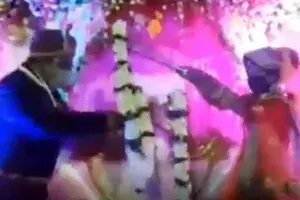 లాక్ డౌన్ లో వివాహం.. పెళ్లి కొడుకు, పెళ్లి కూతురు దండలు ఎలా మార్చుకున్నారంటే.. లాక్ డౌన్ లో వివాహం.. పెళ్లి కొడుకు, పెళ్లి కూతురు దండలు ఎలా మార్చుకున్నారంటే..