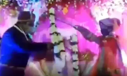 లాక్ డౌన్ లో వివాహం.. పెళ్లి కొడుకు, పెళ్లి కూతురు దండలు ఎలా మార్చుకున్నారంటే..